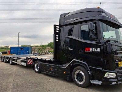 WSI WSI DAF XG+ 4X2 with 3-axle flatbed mega trailer MEGA TRANSPORT