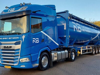WSI WSI DAF XG 4x2 with 3-axle 40ft tipping bulk container trailer RB LOGISTICS
