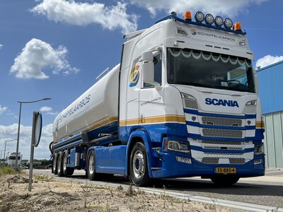 Tekno Tekno Scania NGR 4x2 highline with short silo trailer SCHAFFELAARSBOS