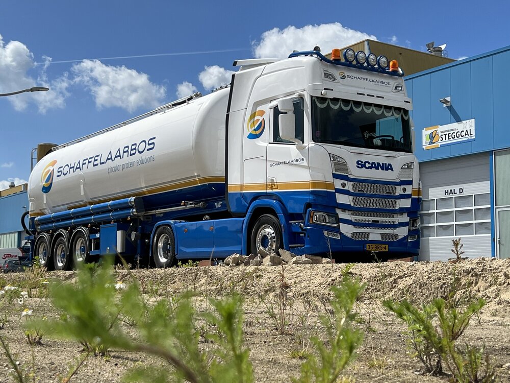 Tekno Tekno Scania NGR 4x2 highline with short silo trailer SCHAFFELAARSBOS