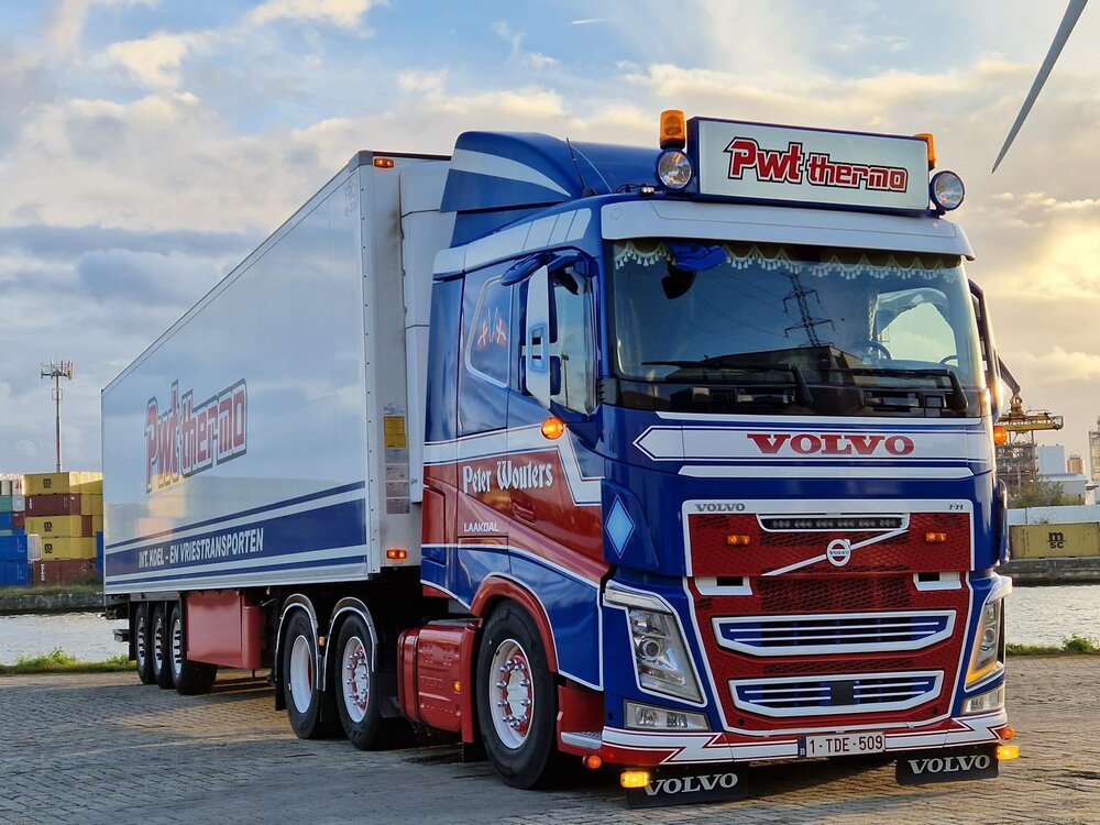 Tekno Tekno Volvo FH05 6x2 with 3-axle reefer trailer PETER WOUTERS / PWT Thermo