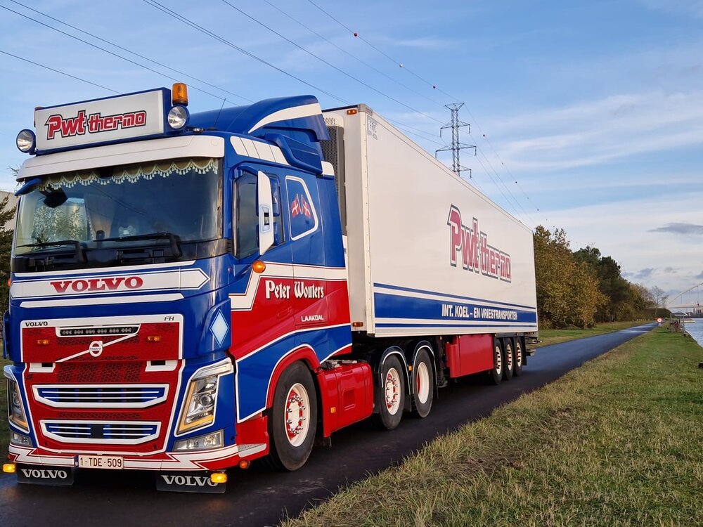 Tekno Tekno Volvo FH05 6x2 with 3-axle reefer trailer PETER WOUTERS / PWT Thermo