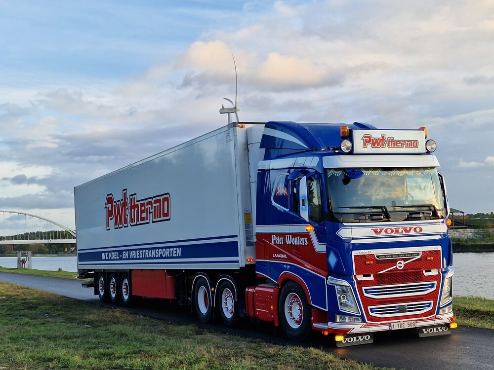 Tekno Tekno Volvo FH05 6x2 with 3-axle reefer trailer PETER WOUTERS / PWT Thermo