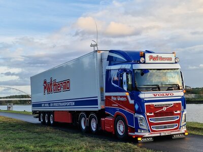 Tekno Tekno Volvo FH05 6x2 with 3-axle reefer trailer PETER WOUTERS / PWT Thermo