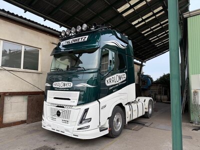 Tekno Tekno Volvo FH Aero XXL 4x2 met 3-assige tankoplegger KRALOWETZ