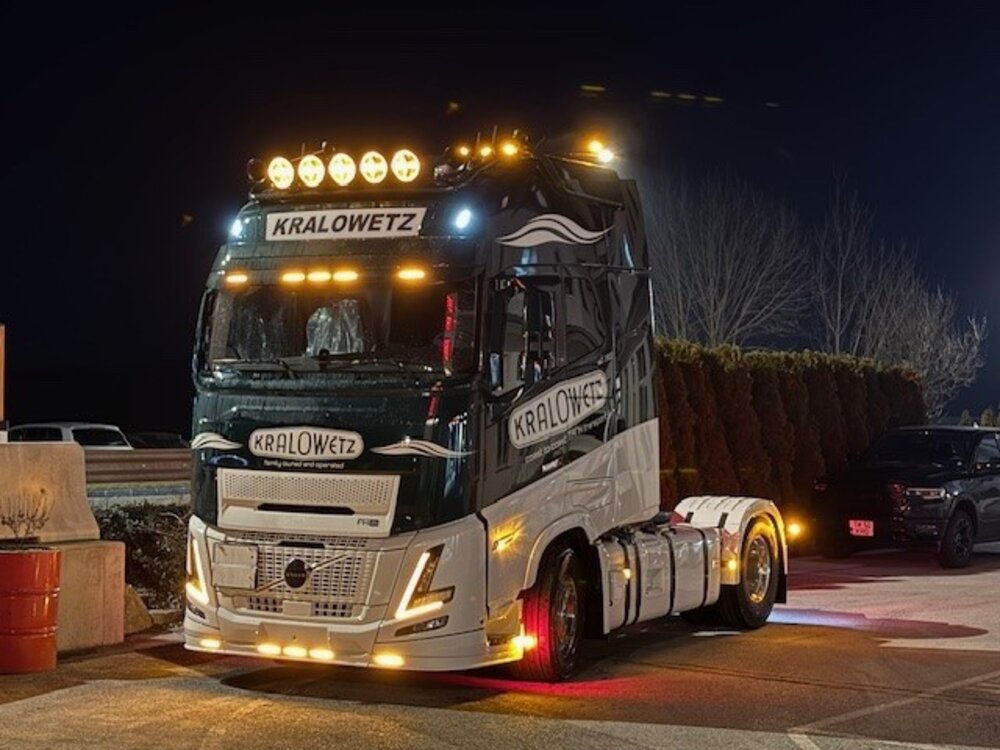 Tekno Tekno Volvo FH Aero XXL 4x2 with 3-axle tanktrailer KRALOWETZ