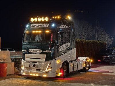 Tekno Tekno Volvo FH Aero XXL 4x2 met 3-assige tankoplegger KRALOWETZ