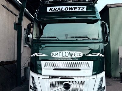 Tekno Tekno Volvo FH Aero XXL 4x2 with 3-axle tanktrailer KRALOWETZ