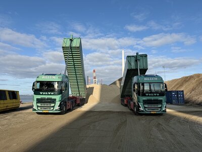 Tekno Tekno Volvo FH05 Globetrotter 6x2 with 4-axle Danish tipper trailer BILLUM