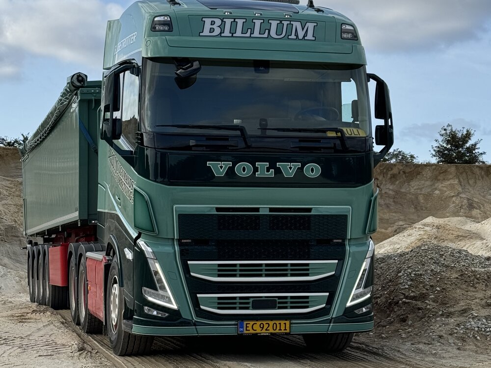 Tekno Tekno Volvo FH05 Globetrotter 6x2 with 4-axle Danish tipper trailer BILLUM