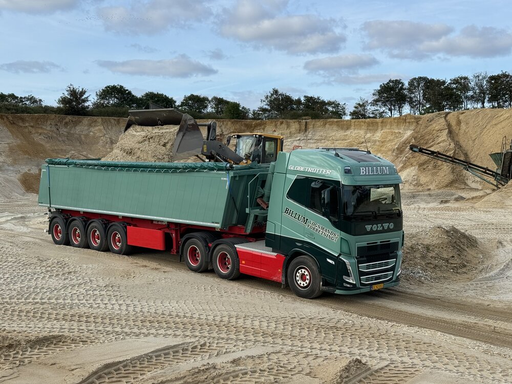 Tekno Tekno Volvo FH05 Globetrotter 6x2 met 4-assige Deense kipper BILLUM
