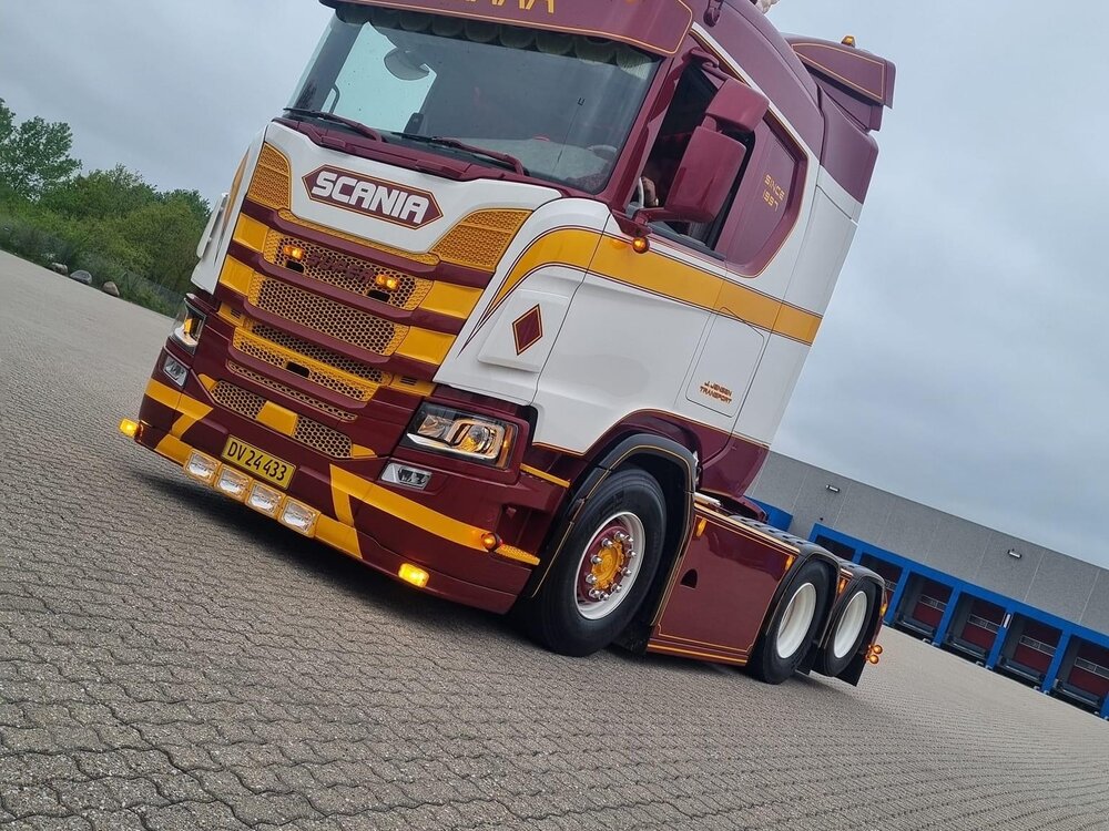 Tekno Tekno Scania Next Gen R-serie 6x2 sleepas trekker J. JENSEN