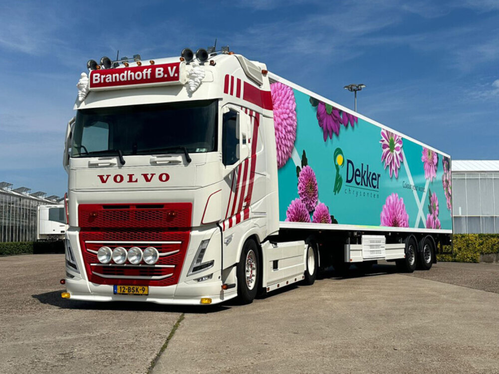 WSI WSI Volvo FH5 Globetrotter XL 4x2 with 2-axle tridec reefer trailer BRANDHOFF TRANSPORT