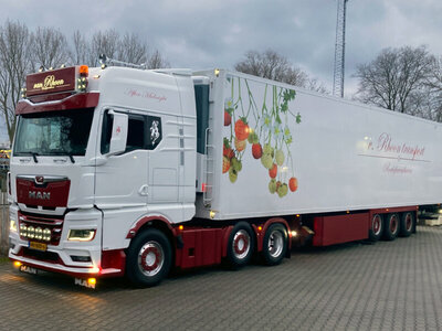 WSI WSI MAN TGX GX 6x2 met 3-as koeloplegger VAN RHOON TRANSPORT