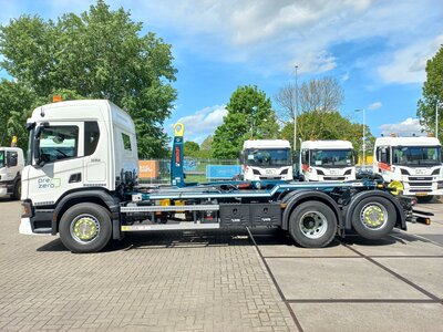 Tekno Tekno Scania P370 motorwagen met haakarmopbouw en 40m3 container PREZERO
