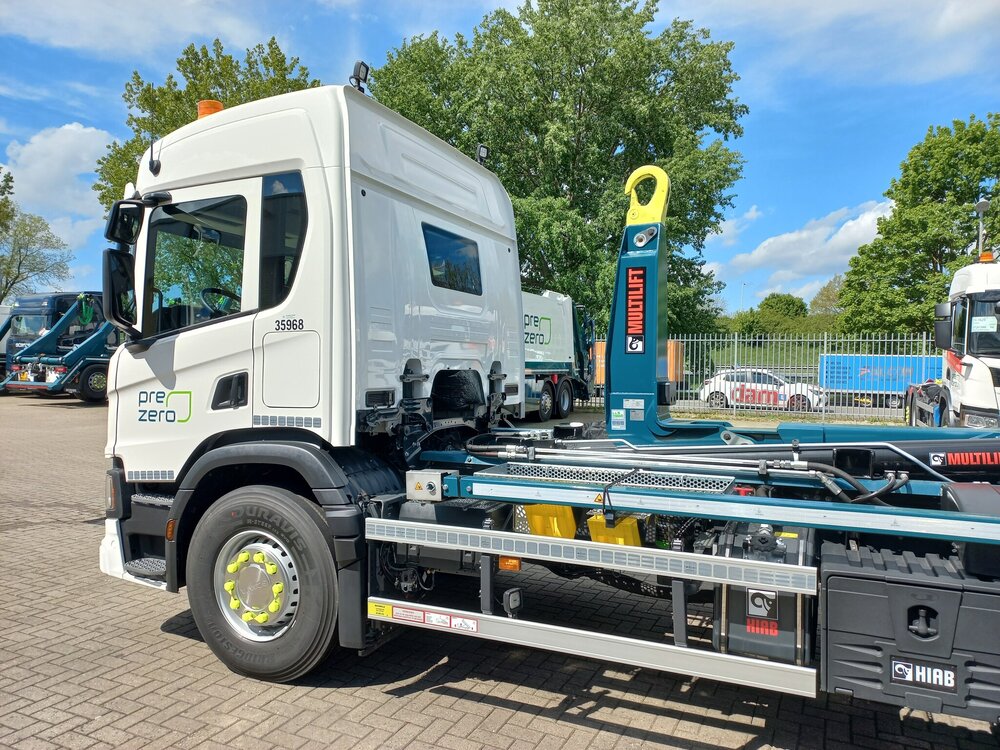 Tekno Tekno Scania P370 motorwagen met haakarmopbouw en 40m3 container PREZERO