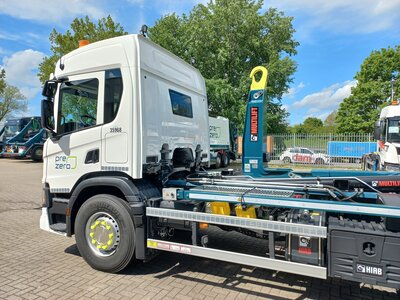 Tekno Tekno Scania P370 motorwagen met haakarmopbouw en 40m3 container PREZERO