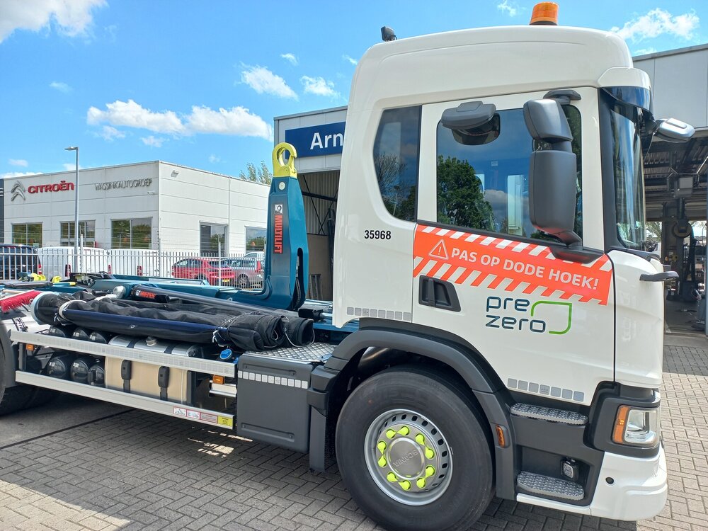 Tekno Tekno Scania P370 rigid truck with hooklift + 40m3 container PREZERO