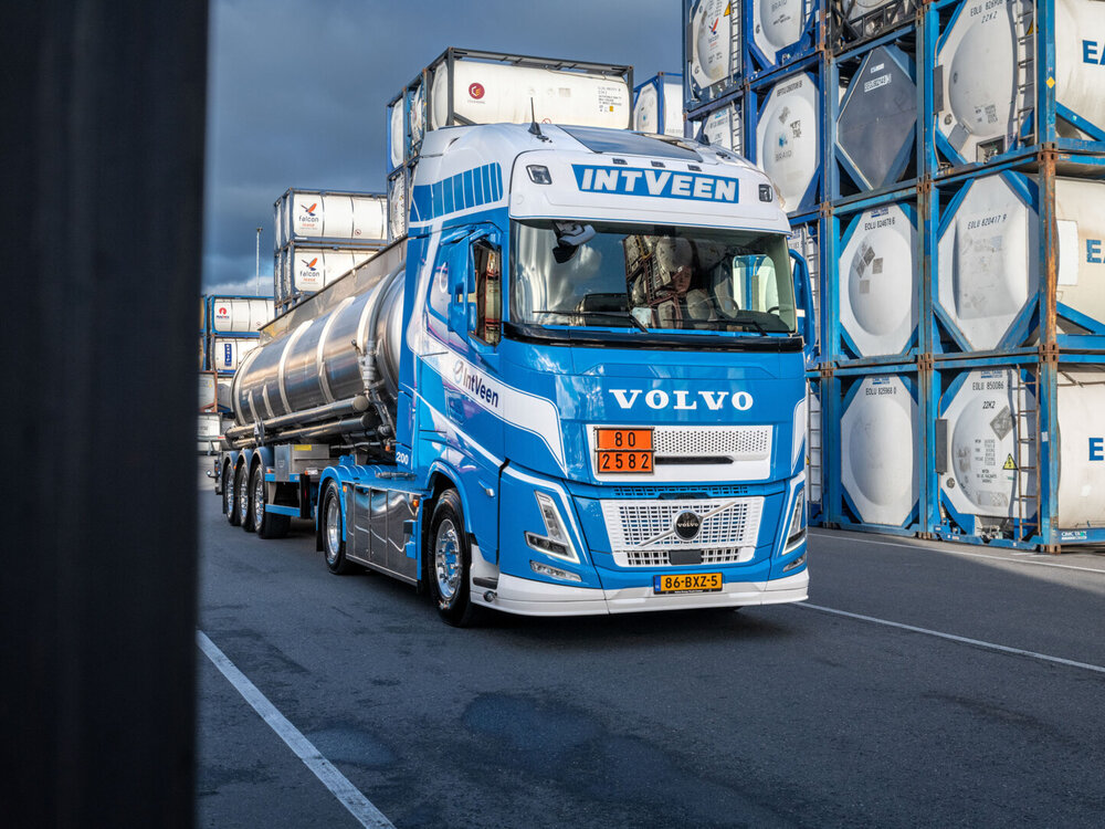 Tekno Tekno Volvo FH Aero Globetrotter XL with 3-axle tank trailer KEES IN 'T VEEN