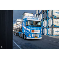 Tekno Volvo FH Aero Globetrotter XL met 3-assige verchroomde tankoplegger KEES IN 'T VEEN