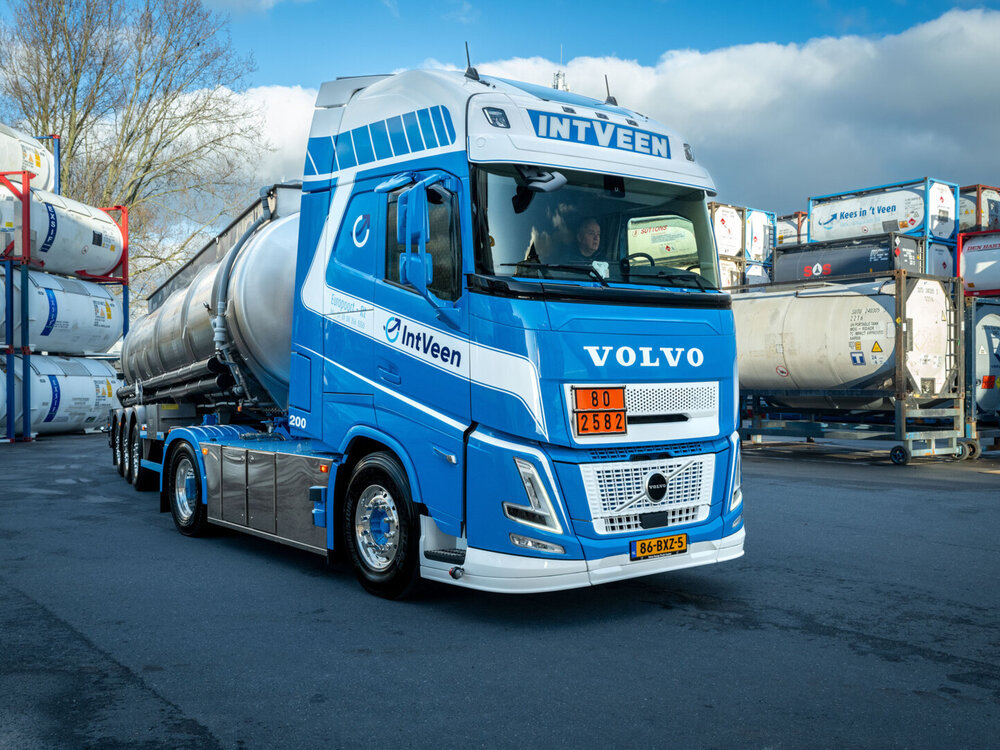 Tekno Tekno Volvo FH Aero Globetrotter XL met 3-assige verchroomde tankoplegger KEES IN 'T VEEN