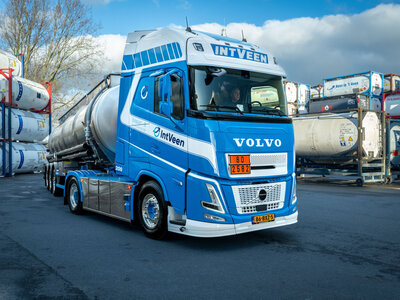 Tekno Tekno Volvo FH Aero Globetrotter XL met 3-assige verchroomde tankoplegger KEES IN 'T VEEN
