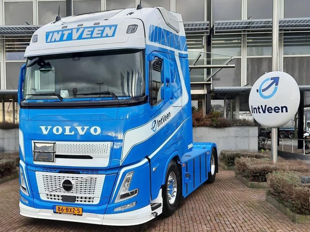 Tekno Tekno Volvo FH Aero Globetrotter XL met 3-assige verchroomde tankoplegger KEES IN 'T VEEN