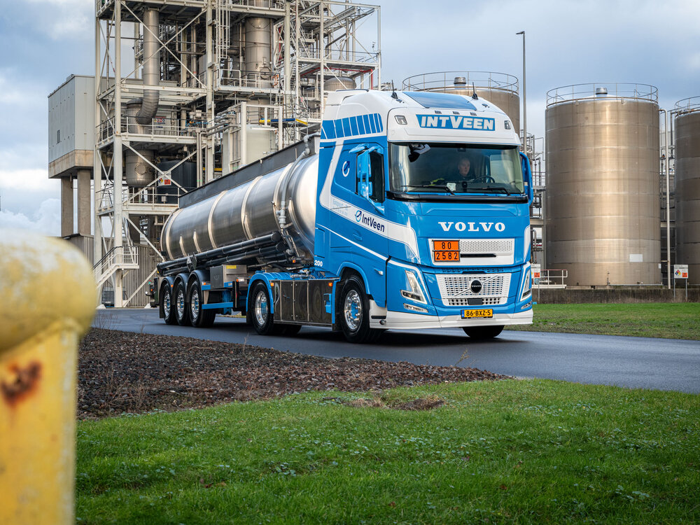Tekno Tekno Volvo FH Aero Globetrotter XL met 3-assige verchroomde tankoplegger KEES IN 'T VEEN