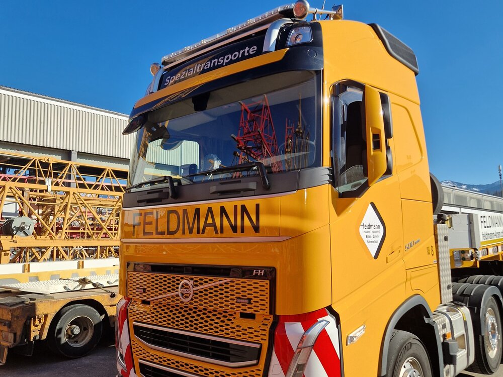 Tekno Tekno Volvo FH05 Globetrotter 6x2 met 2-assige dieplader FELDMANN