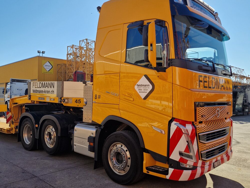 Tekno Tekno Volvo FH05 Globetrotter 6x2 with 2-axle lowloader FELDMANN