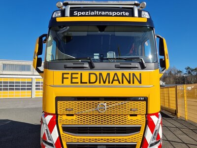 Tekno Tekno Volvo FH05 Globetrotter 6x2 with 2-axle lowloader FELDMANN