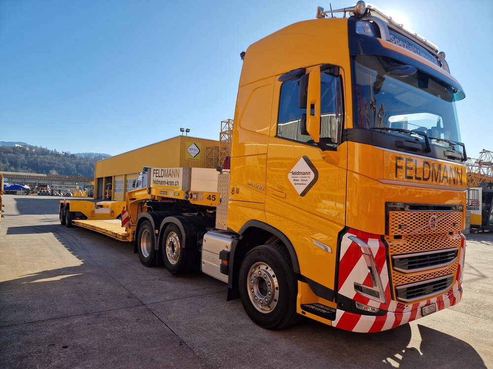 Tekno Tekno Volvo FH05 Globetrotter 6x2 met 2-assige dieplader FELDMANN