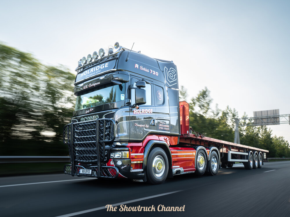 Tekno Tekno Scania R-serie Topline 6x2 met 3-assige vlakke trailer HOLRIDGE