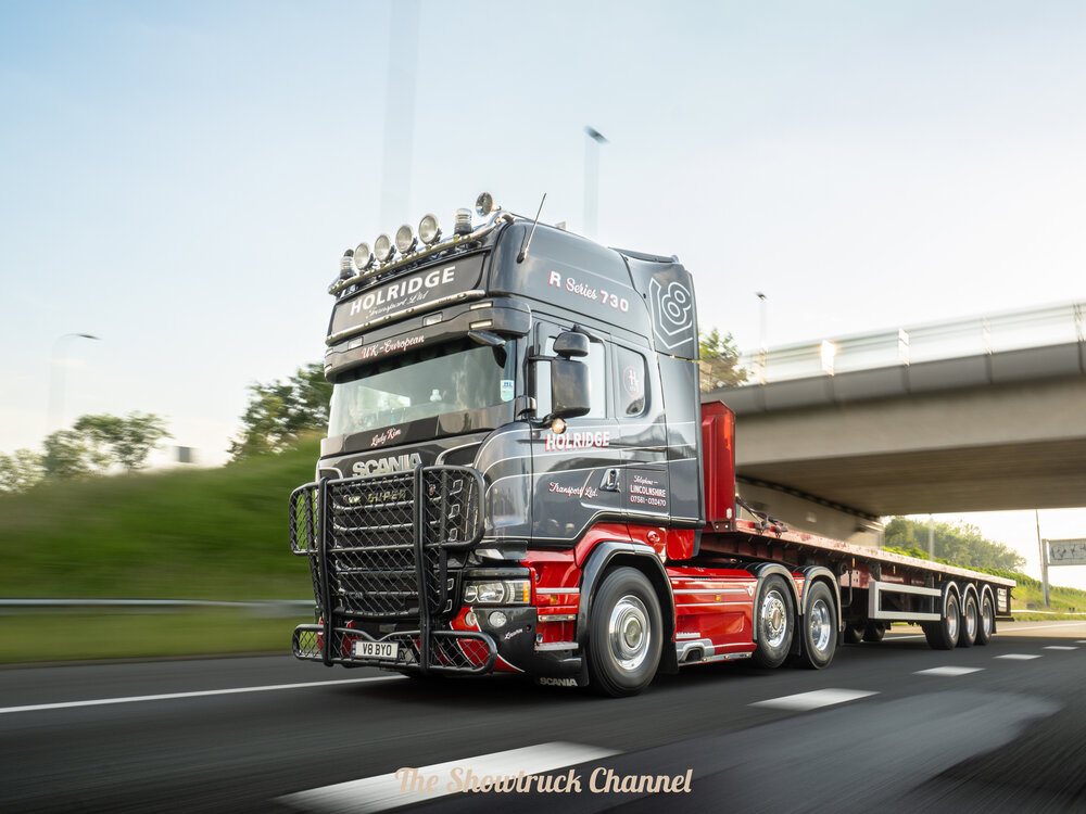 Tekno Tekno Scania R-serie Topline 6x2 met 3-assige vlakke trailer HOLRIDGE