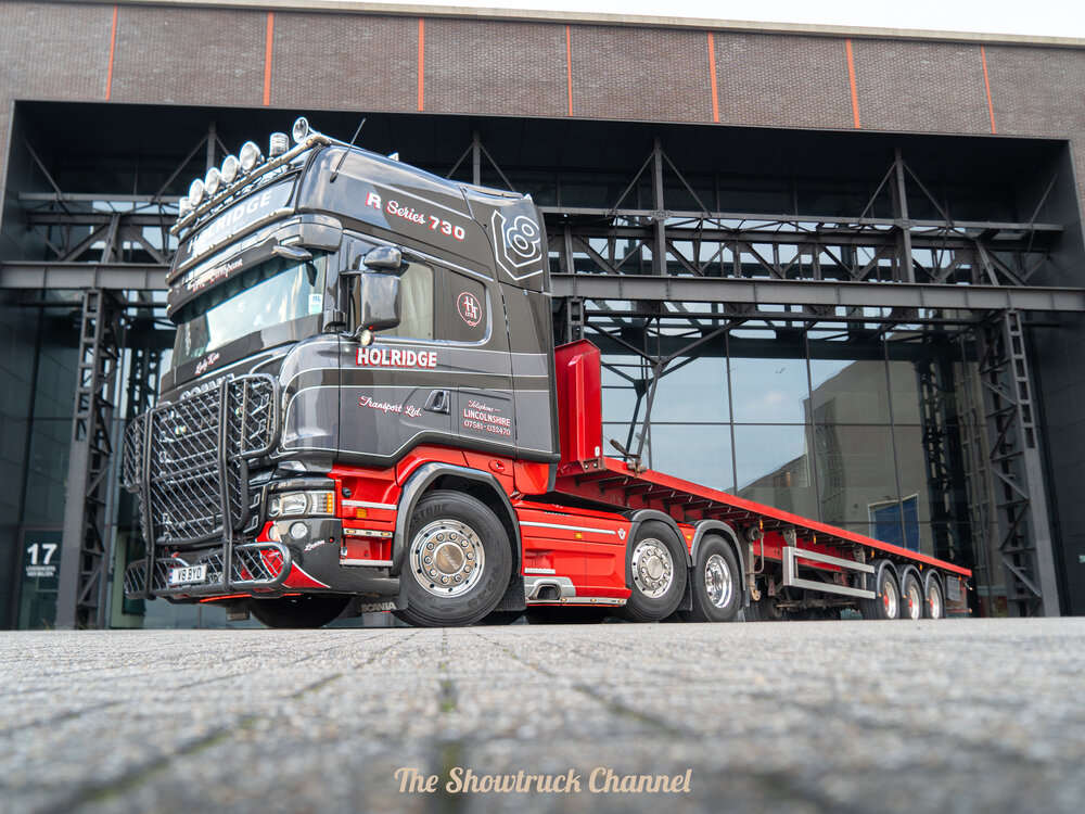 Tekno Tekno Scania R-serie Topline 6x2 met 3-assige vlakke trailer HOLRIDGE