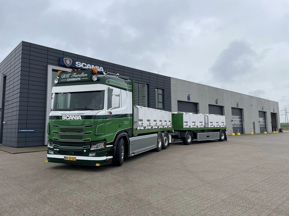 Tekno Tekno Scania Next Gen R530 rigid truck with trailer life fish transporter DK FORELLEN