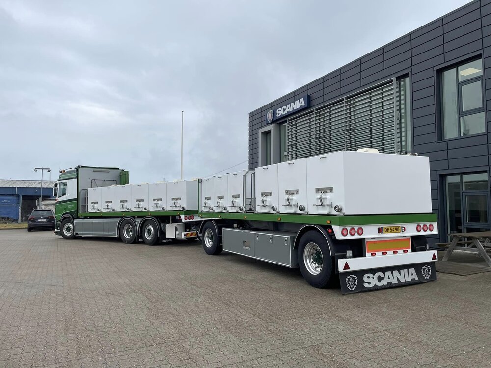 Tekno Tekno Scania Next Gen R530 rigid truck with trailer life fish transporter DK FORELLEN