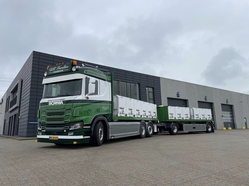 Tekno Tekno Scania Next Gen R530 rigid truck with trailer life fish transporter DK FORELLEN