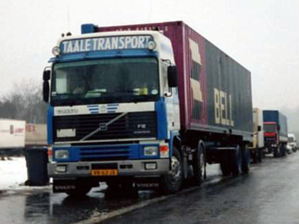 WSI WSI Volvo F12 Glob. met 3-as container trailer + 2 x 20ft. container TAALE TRANSPORT