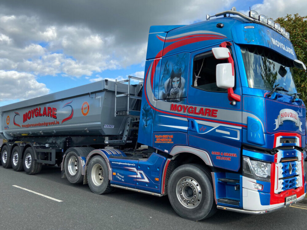 WSI WSI Renault trucks T High 6x2 with 3-axle half pipe tipper trailer MOYGLARE