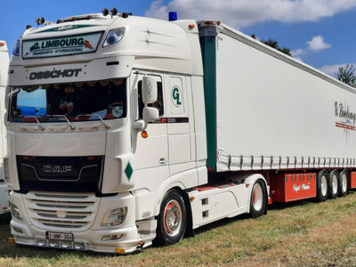 WSI WSI DAF XF SSC 4X2 with 3-axle curtainside trailer LIMBOURG