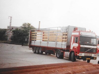 Tekno Tekno Volvo F12 Globetrotter with 3-axle classic tilttrailer MELIS