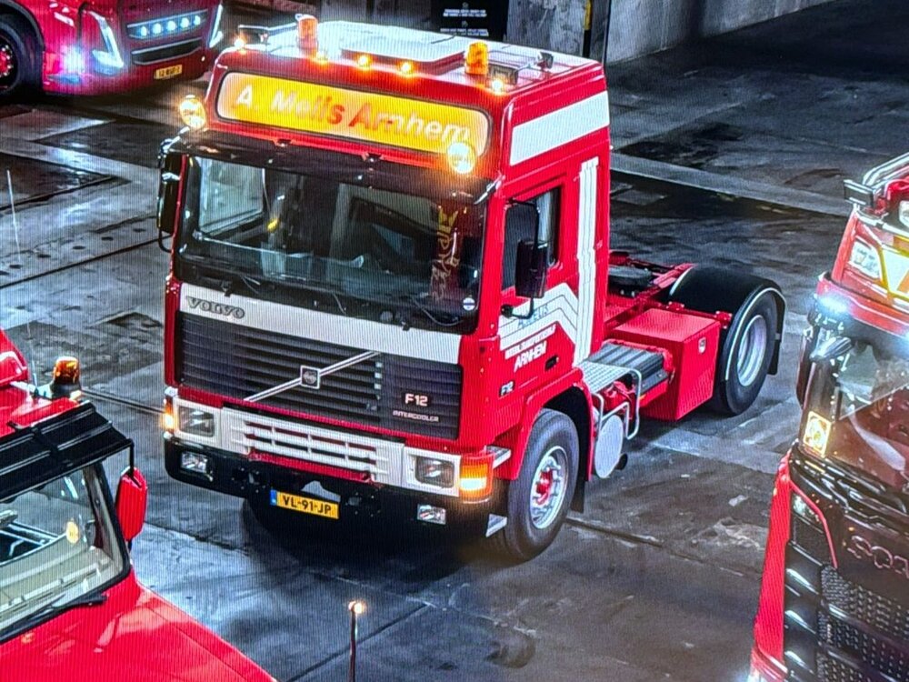 Tekno Tekno Volvo F12 Globetrotter with 3-axle classic tilttrailer MELIS