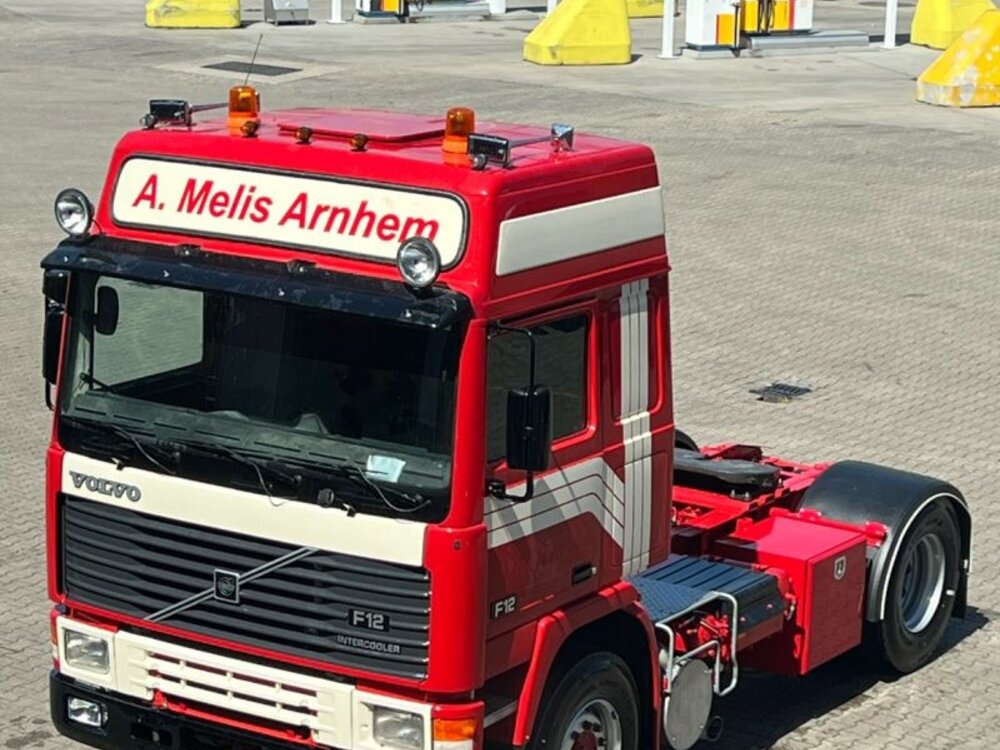 Tekno Tekno Volvo F12 Globetrotter with 3-axle classic tilttrailer MELIS