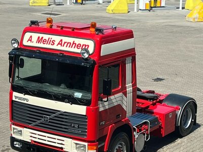 Tekno Tekno Volvo F12 Globetrotter with 3-axle classic tilttrailer MELIS