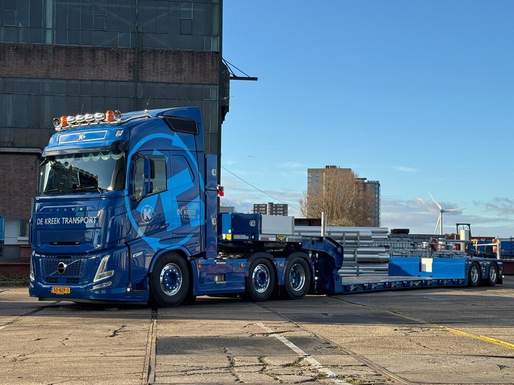 Tekno Tekno Volvo FH Aero 6x2 trekker met 2-assige Broshuis dieplader DE KREEK TRANSPORT