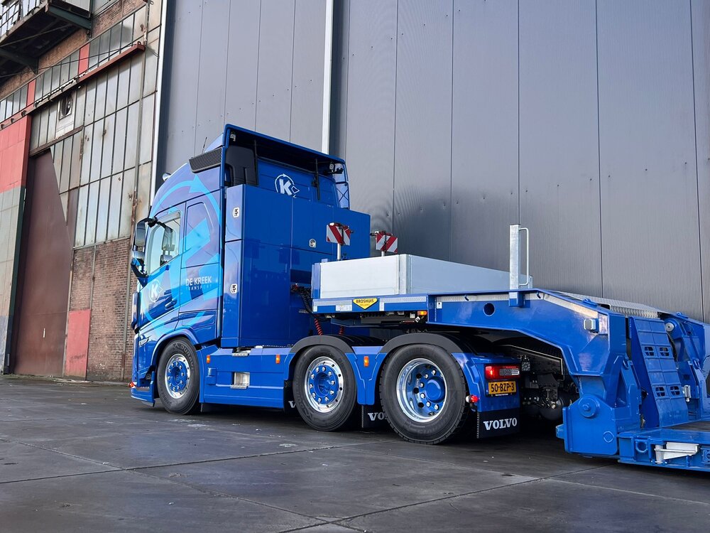 Tekno Tekno Volvo FH Aero 6x2 trekker met 2-assige Broshuis dieplader DE KREEK TRANSPORT
