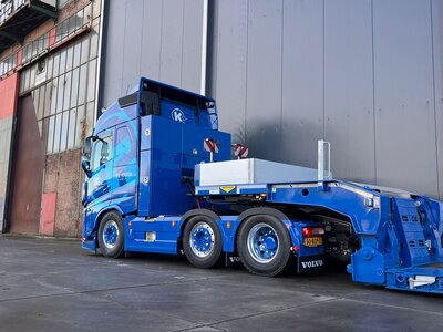 Tekno Tekno Volvo FH Aero 6x2 trekker met 2-assige Broshuis dieplader DE KREEK TRANSPORT