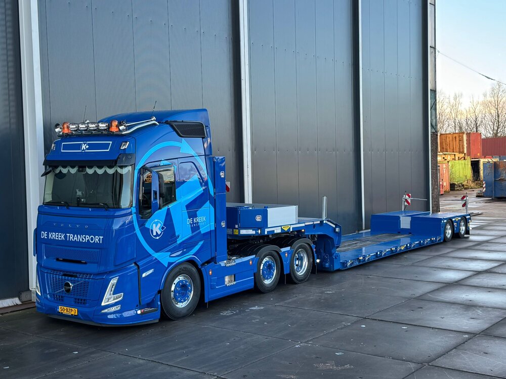 Tekno Tekno Volvo FH Aero 6x2 tractor with 2-axle Broshuis lowloader DE KREEK TRANSPORT