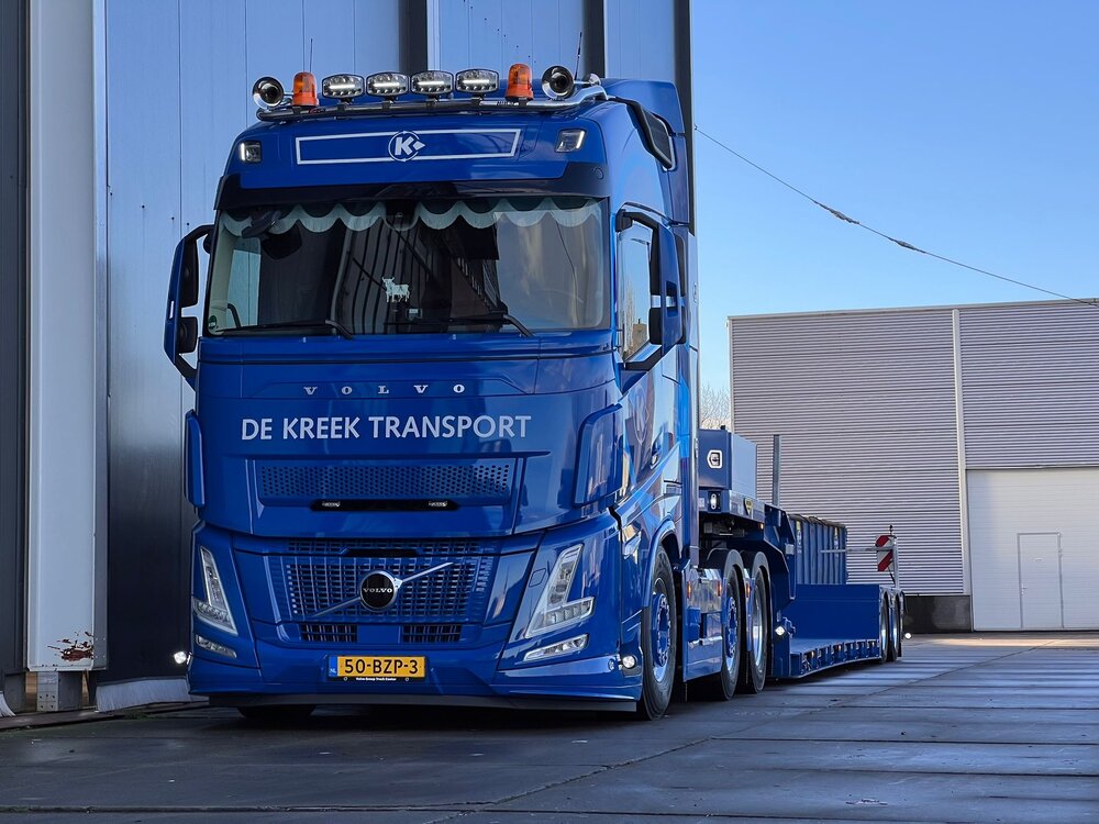 Tekno Tekno Volvo FH Aero 6x2 trekker met 2-assige Broshuis dieplader DE KREEK TRANSPORT